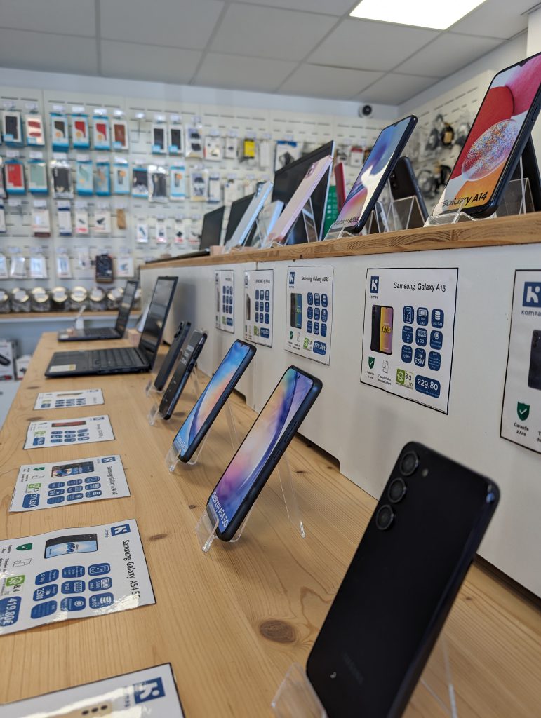 Intérieur de la boutique Kompa à Hasparren avec plusieurs modèles de smartphones.