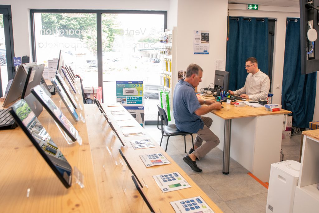 Intérieur de la boutique informatique & téléphonie - Kompa à Hasparren