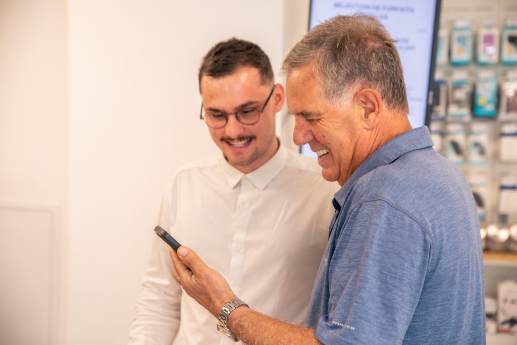 Démonstration de l'utilisation d'un téléphone à touches en boutique.