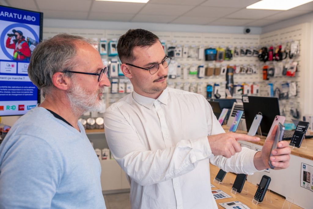 Démonstration d'un smartphone par l'équipe Kompa à Hasparren 