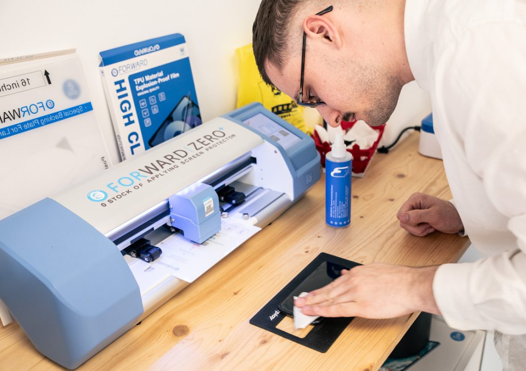 Personnalisation d'un téléphone portable en boutique à Hasparren